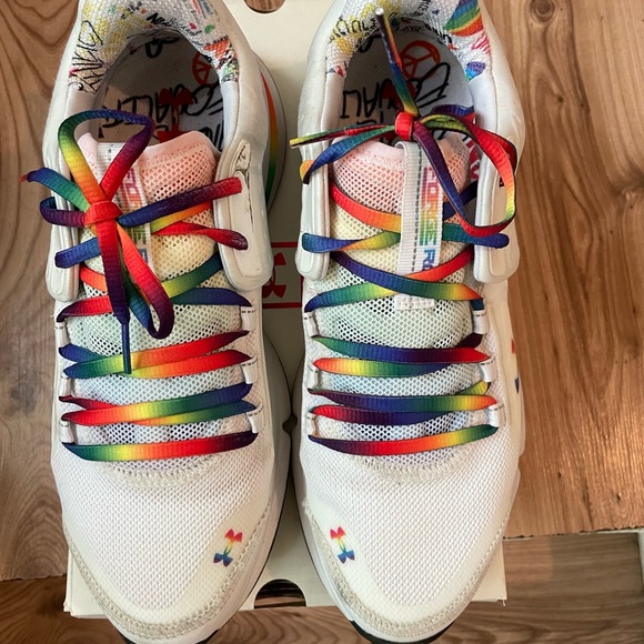 Under armour casual unisex shoes. Along with white shoes lace. - Picture 2 of 4